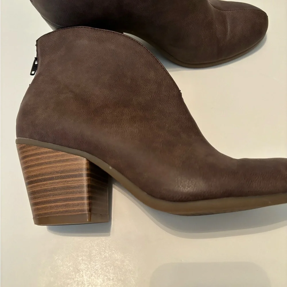 A2 by AEROSOLES Taupe Zip Back Heeled Ankle Boots Size 7
